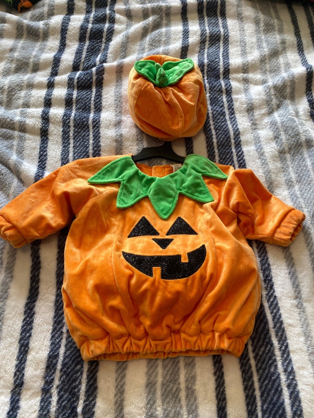 Pumpkin baby costume size 6-12 months